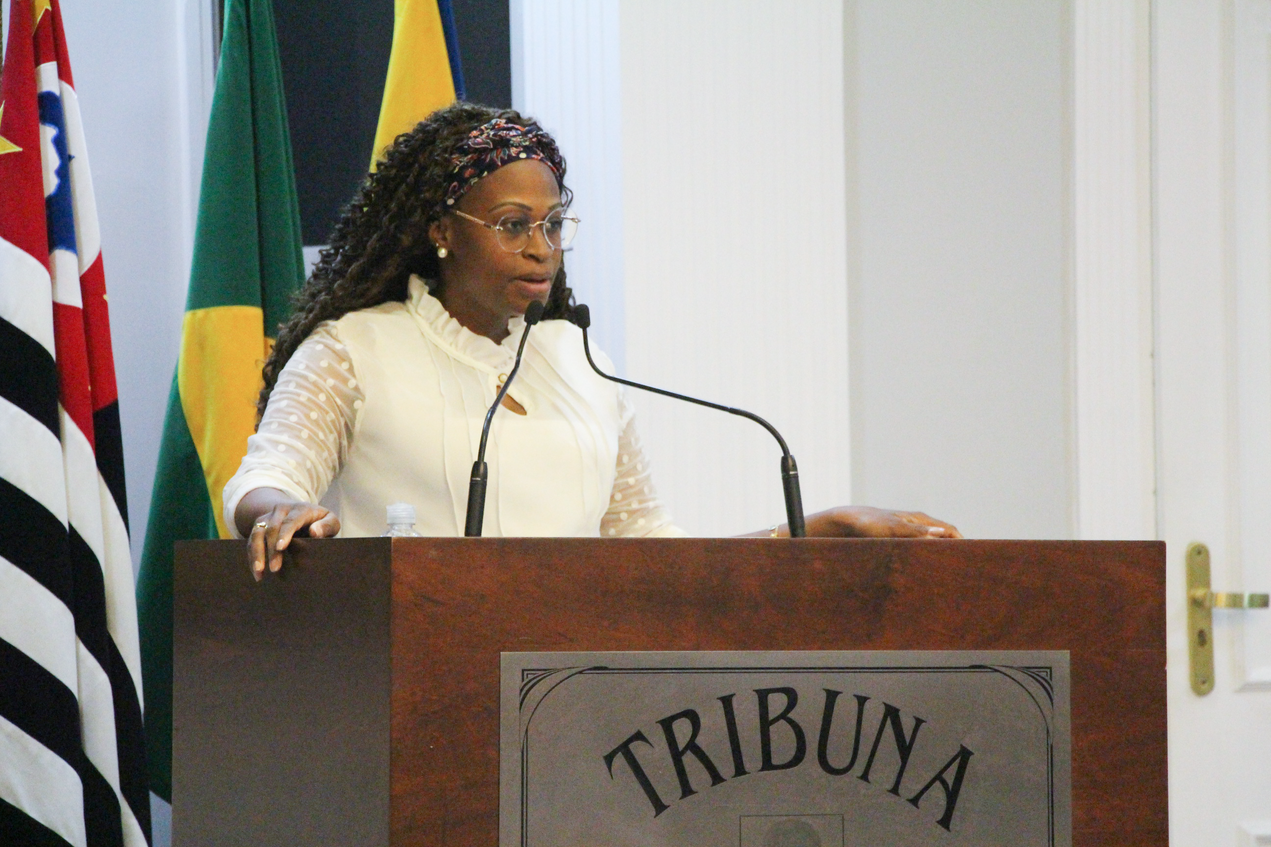 TAISE BRAZ FAZ HOMENAGEM A ESCRITORA TAMIRIS VOLCEAN PELA PUBLICAÇÃO DO LIVRO MULHERES ASSENTADAS: MÃES DE TODAS AS LUTAS