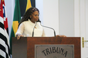 TAISE BRAZ FAZ HOMENAGEM A ESCRITORA TAMIRIS VOLCEAN PELA PUBLICAÇÃO DO LIVRO MULHERES ASSENTADAS: MÃES DE TODAS AS LUTAS