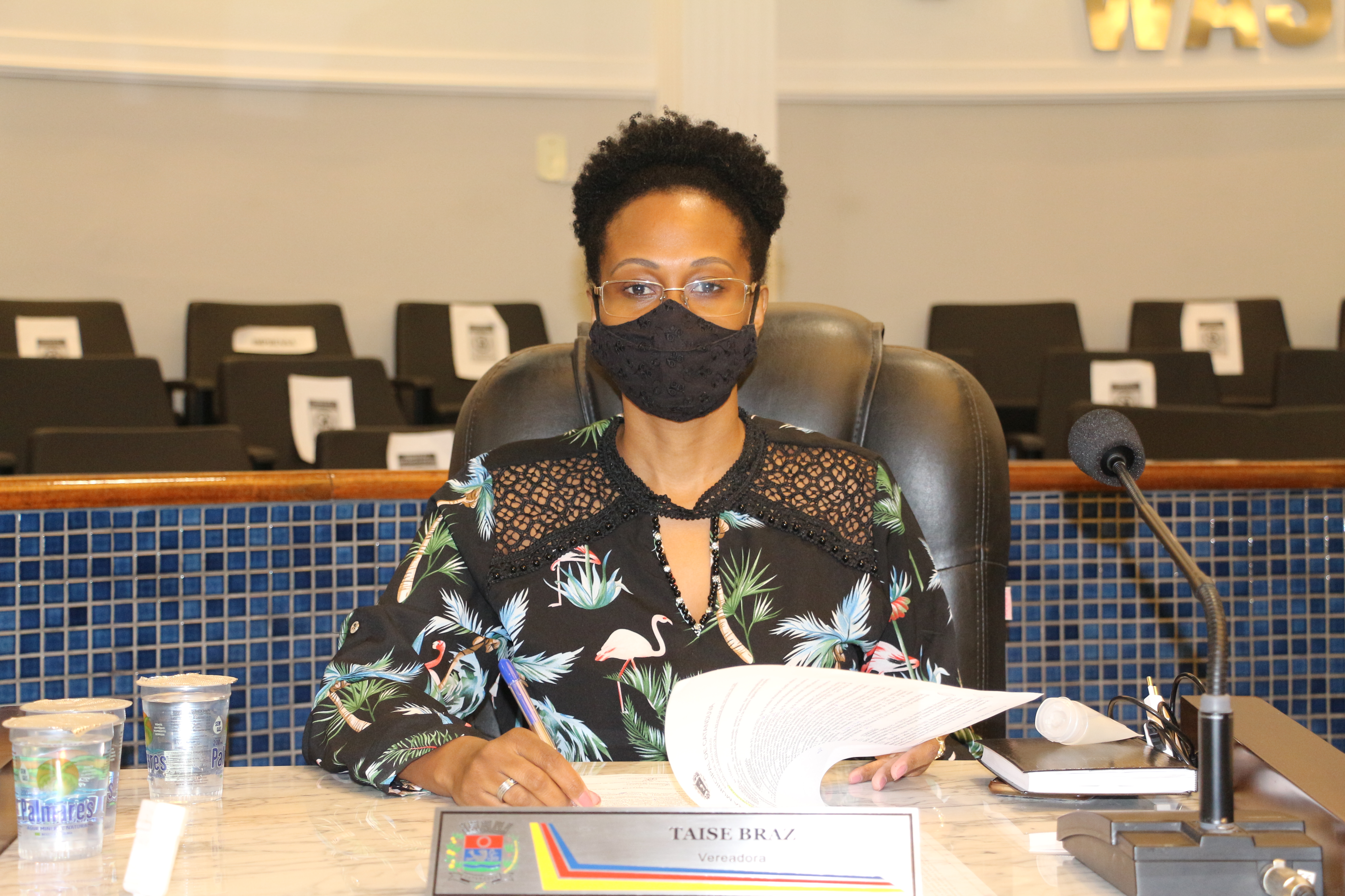 Taise Braz vê a necessidade do uso de protetor facial pelo servidor na Central de Atendimento