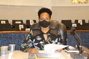 Taise Braz vê a necessidade do uso de protetor facial pelo servidor na Central de Atendimento
