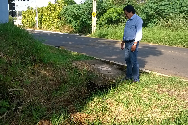 Vado cobra manutenção de boca de lobo ao lado de escola infantil