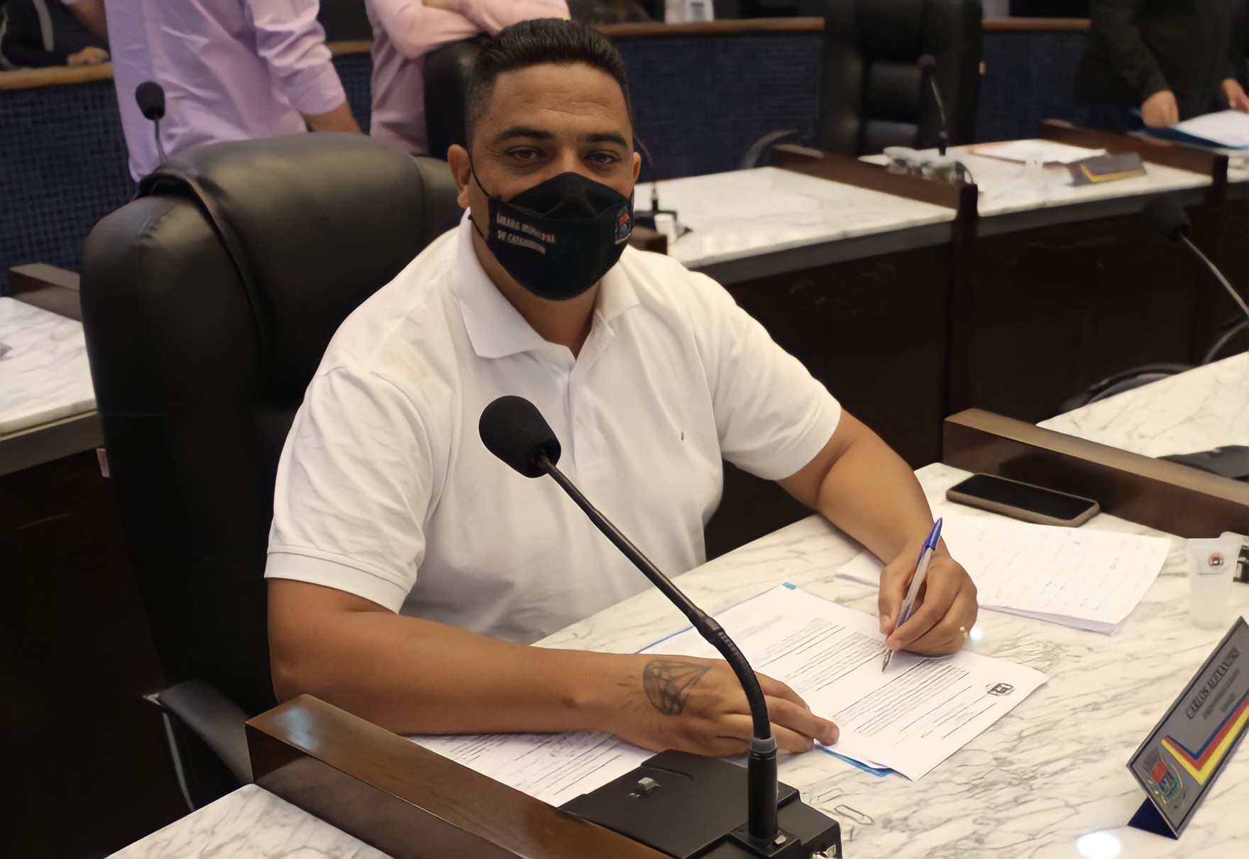 Vereador Carlos Alexandre “Gordo” solicita aparelhos de ginástica ao ar livre no Glória II