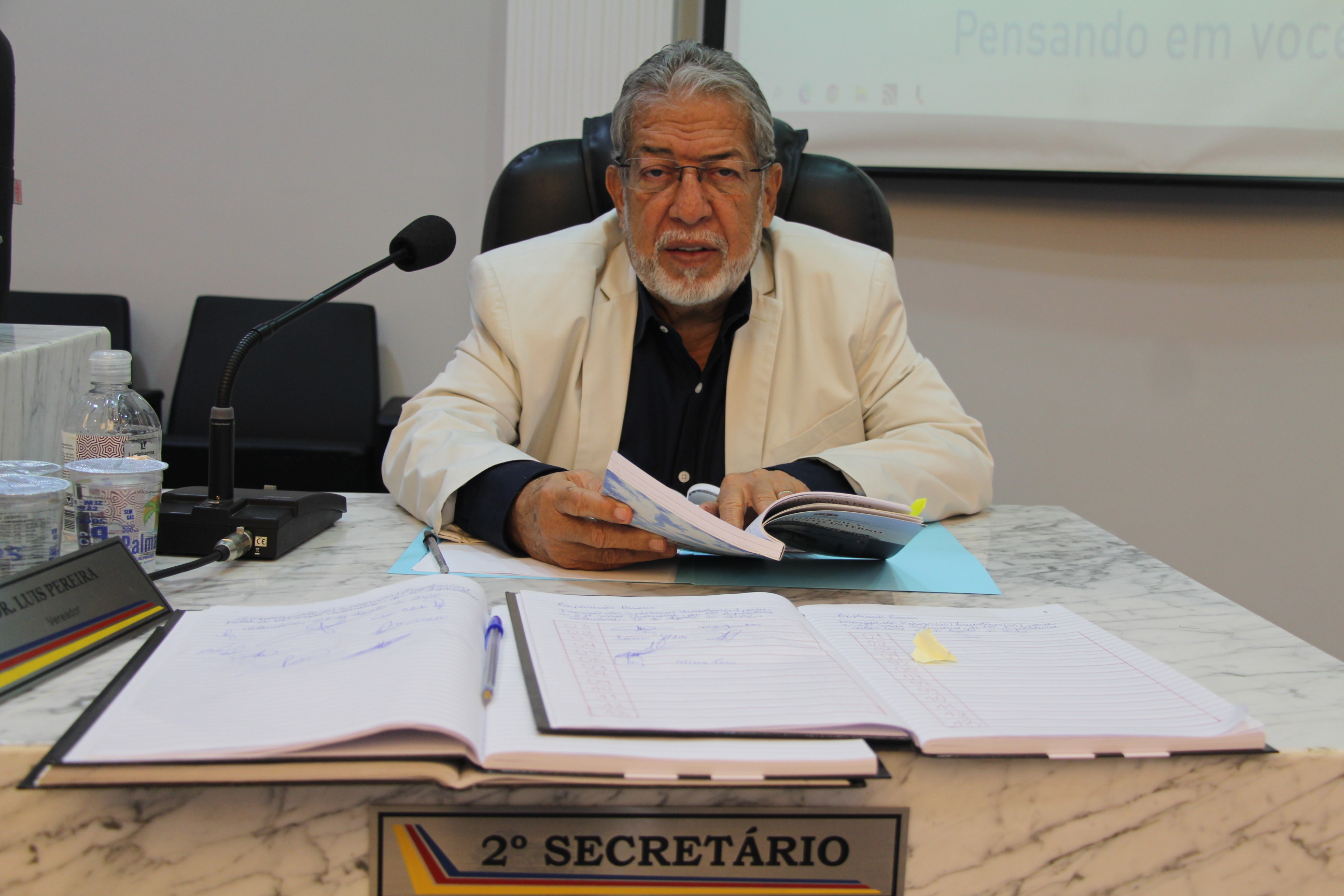 VEREADOR DR. LUIS PEREIRA PEDE INFORMAÇÕES A RESPEITO DE MANUTENÇÃO NO GLÓRIA VI