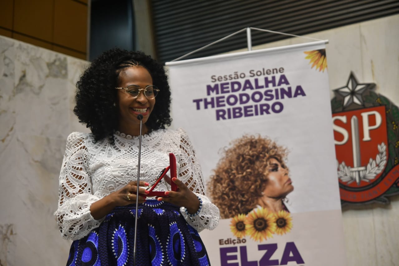 Vereadora Taise Braz recebe a medalha Theodosina Ribeiro na ALESP 