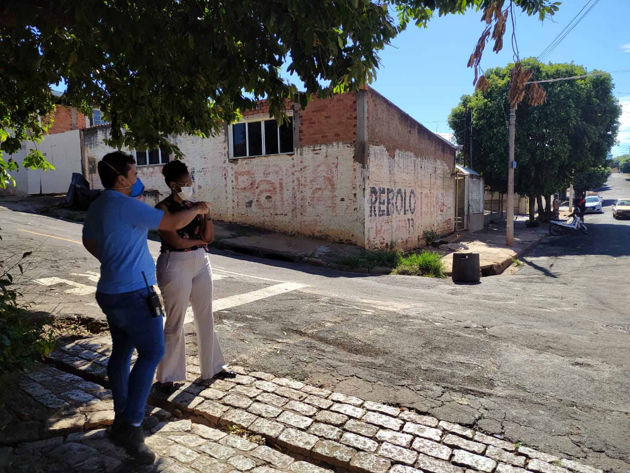 VEREADORA TAISE BRAZ VISITA LOCAL ONDE HÁ PROBLEMAS DE ESCOAMENTO DE ÁGUA JUNTO A ENGENHEIRO DA SAEC