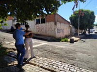 VEREADORA TAISE BRAZ VISITA LOCAL ONDE HÁ PROBLEMAS DE ESCOAMENTO DE ÁGUA JUNTO A ENGENHEIRO DA SAEC
