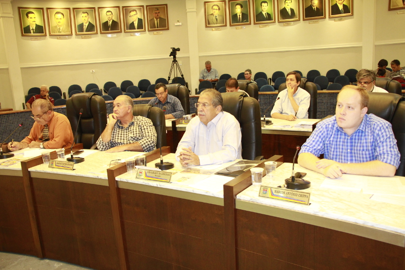Vereadores apreciam 12 matérias nesta terça-feira 
