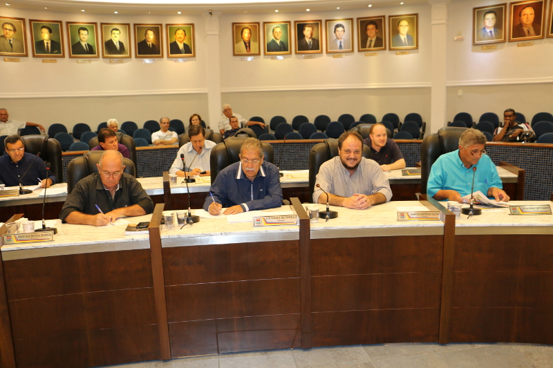 Vereadores apreciam nove projetos em sessão legislativa 