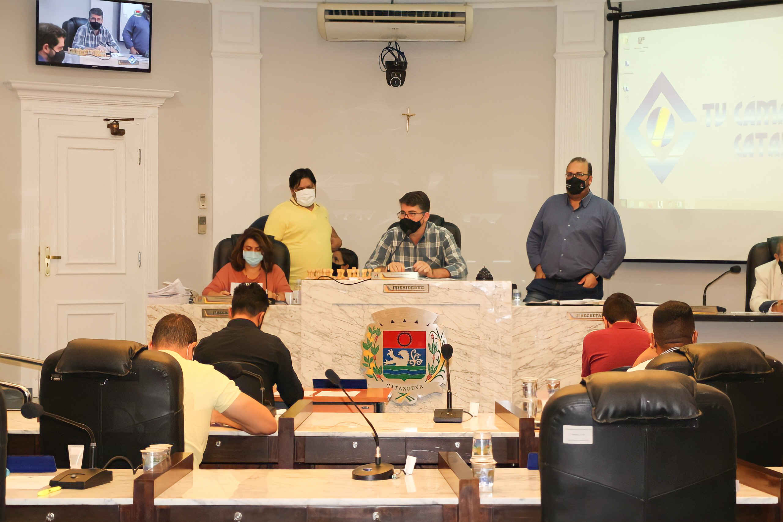Vereadores rejeitam veto do prefeito e analisam 8 proposituras