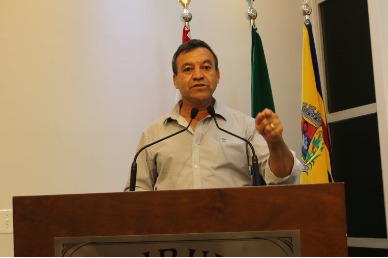 Wilson Paraná solicita Ponto de Ônibus próximo ao supermercado Proença e é atendido pelo Executivo Municipal